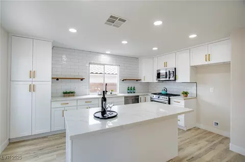 9882 Pioneer Ave, Las Vegas, NV 89117