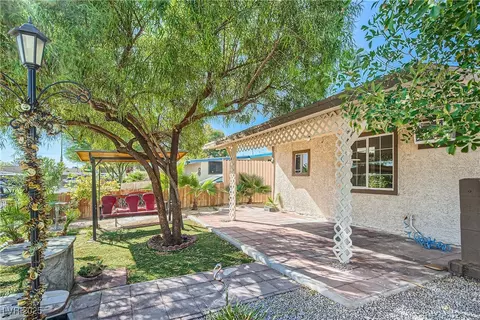 1720 Weeping Willow Ln, Las Vegas, NV 89104