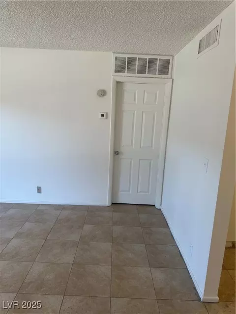 575 S Royal Crest Cir #18, Las Vegas, NV 89169