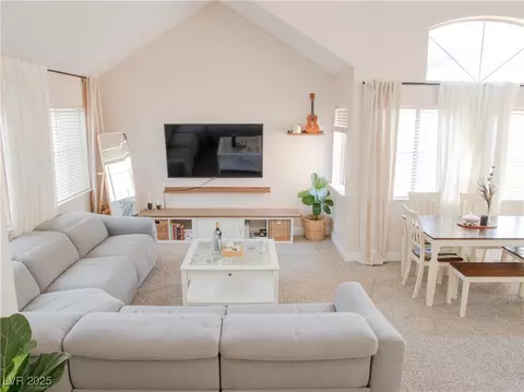 425 Donner Pass Dr, Henderson, NV 89014