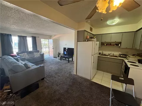 625 S Royal Crest Cir #22, Las Vegas, NV 89169