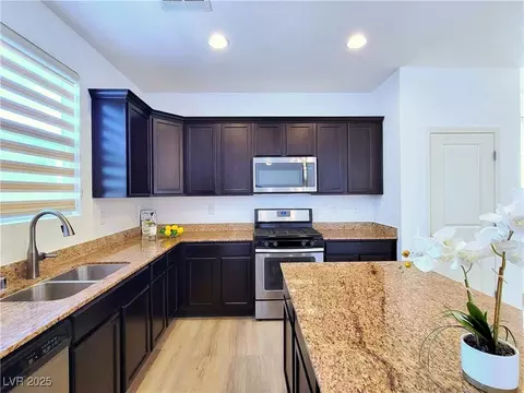 8904 Sleepy Panda Ave, Las Vegas, NV 89148