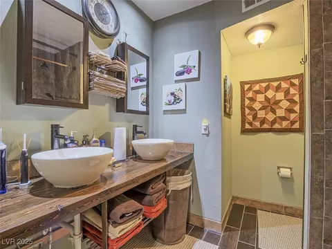 438 Las Casitas Way, Las Vegas, NV 89121
