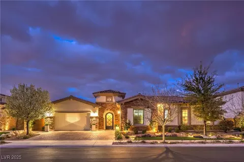 62 Grand Masters Dr, Las Vegas, NV 89141