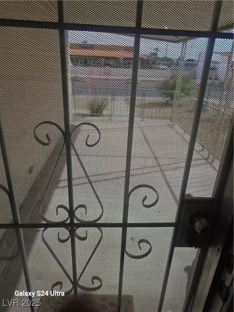 93 Sir George Dr, Las Vegas, NV 89110