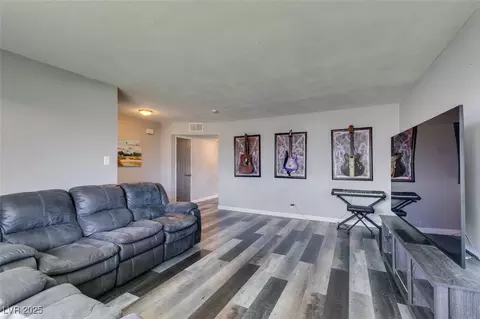 100 Huntly Rd, Las Vegas, NV 89145