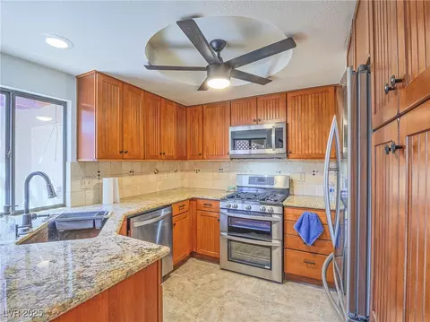 2462 Pickwick Dr, Henderson, NV 89014