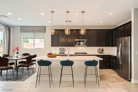 8048 Skye Bridge St, Las Vegas, NV 89166