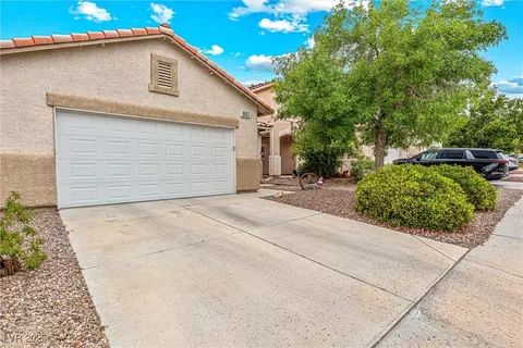 8853 Kingswood Dr, Las Vegas, NV 89147