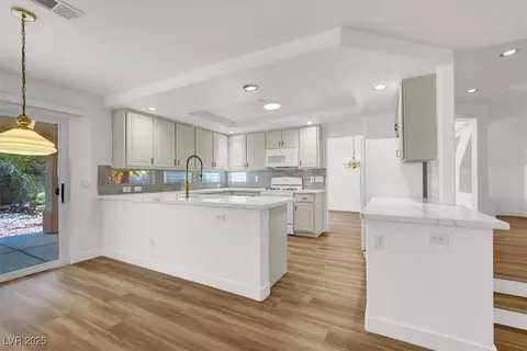9824 Babys Breath Ct, Las Vegas, NV 89183