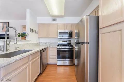 5259 Caspian Springs Dr #204, Las Vegas, NV 89120