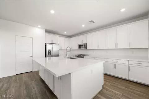 Kitchen - 175 Strada Fontana, Henderson, NV 89011 photo 4 of 4