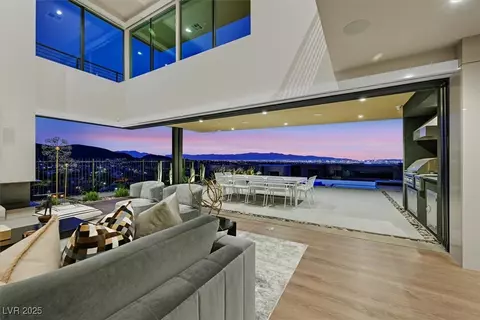807 Magnum Cliff Ct, Henderson, NV 89012