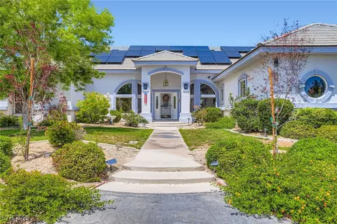 8640 Horse Dr, Las Vegas, NV 89143
