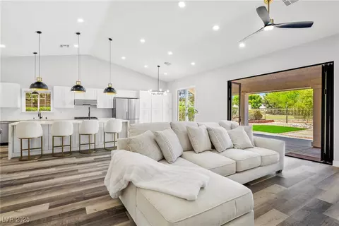 5000 Burr Oak Dr, Las Vegas, NV 89130