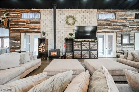 Living - 6510 Sunset Dr, Caliente, NV 89008 photo 2 of 3