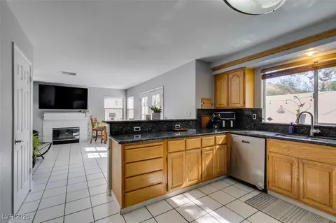 Kitchen - 2187 Eaglecloud Dr, Henderson, NV 89074 photo 2 of 6