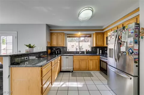 Kitchen - 2187 Eaglecloud Dr, Henderson, NV 89074 photo 5 of 6