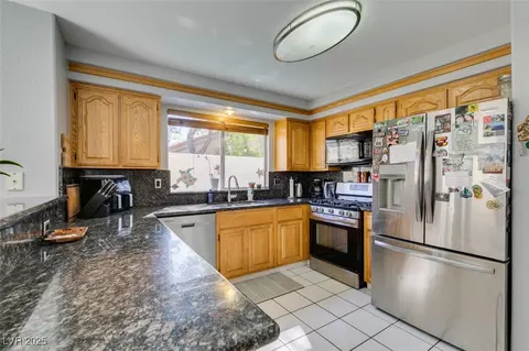 Kitchen - 2187 Eaglecloud Dr, Henderson, NV 89074 photo 4 of 6