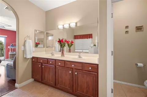 Bath - 2520 Links Dr, Laughlin, NV 89029 photo 2 of 5