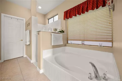 Bath - 2520 Links Dr, Laughlin, NV 89029 photo 3 of 5