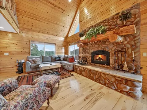 Living - 797 E Aspen Meadow Dr, Mammoth Creek, UT 84735 photo 1 of 8
