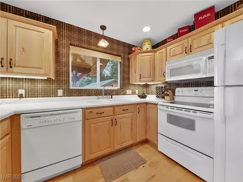 Kitchen - 797 E Aspen Meadow Dr, Mammoth Creek, UT 84735 photo 3 of 4