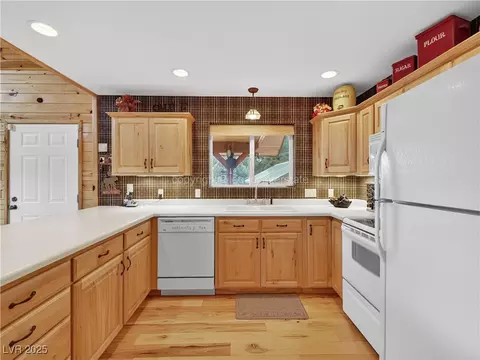 Kitchen - 797 E Aspen Meadow Dr, Mammoth Creek, UT 84735 photo 2 of 4