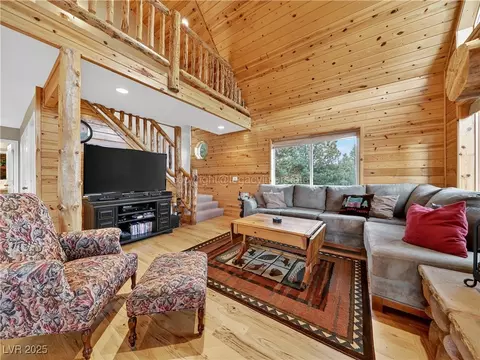 Living - 797 E Aspen Meadow Dr, Mammoth Creek, UT 84735 photo 3 of 8