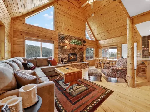 Living - 797 E Aspen Meadow Dr, Mammoth Creek, UT 84735 photo 2 of 8