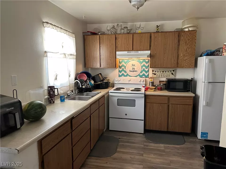 Kitchen - 828 Held Rd, Las Vegas, NV 89101 photo 5 of 5