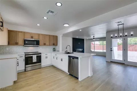 1041 E Saint Louis Ave, Las Vegas, NV 89104
