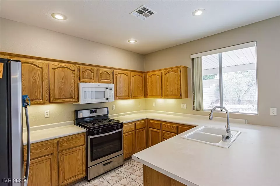 Kitchen - 8290 Golden Cypress Ave, Las Vegas, NV 89117 photo 4 of 5