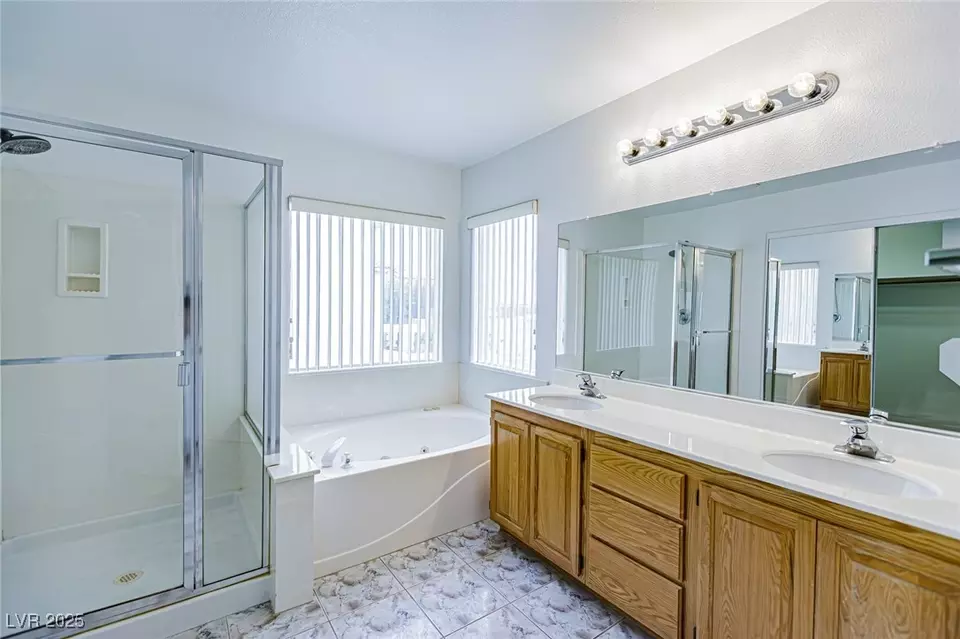 Bath - 8290 Golden Cypress Ave, Las Vegas, NV 89117 photo 4 of 8
