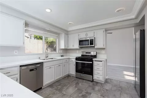 Kitchen - 2186 Eaglecloud Dr, Henderson, NV 89074 photo 2 of 2