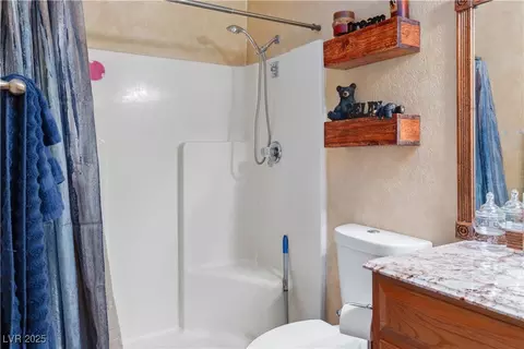 Bath - 3008 Soledad Dr, Laughlin, NV 89029 photo 3 of 6