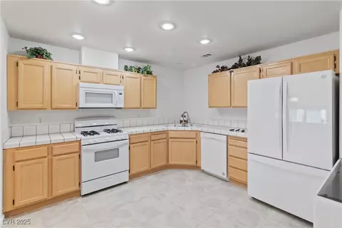 Kitchen - 2157 Camel Mesa Dr, Laughlin, NV 89029 photo 3 of 11