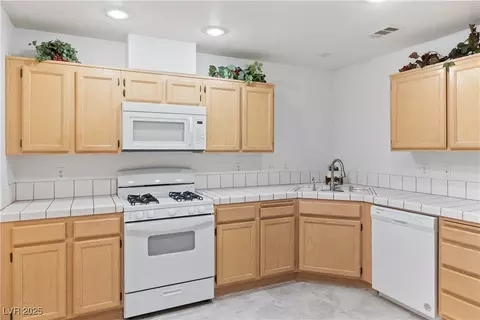 Kitchen - 2157 Camel Mesa Dr, Laughlin, NV 89029 photo 5 of 11