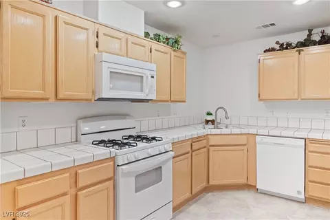 Kitchen - 2157 Camel Mesa Dr, Laughlin, NV 89029 photo 8 of 11
