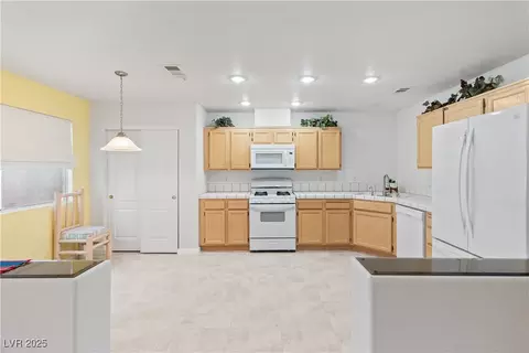 Kitchen - 2157 Camel Mesa Dr, Laughlin, NV 89029 photo 2 of 11