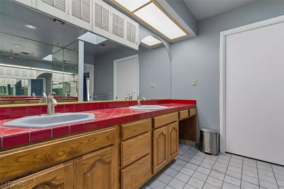Bath - 1870 E Viking Rd, Las Vegas, NV 89169 photo 5 of 5