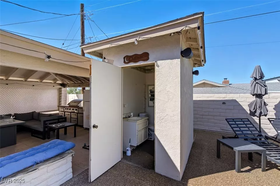 Exterior - 1870 E Viking Rd, Las Vegas, NV 89169 photo 5 of 6
