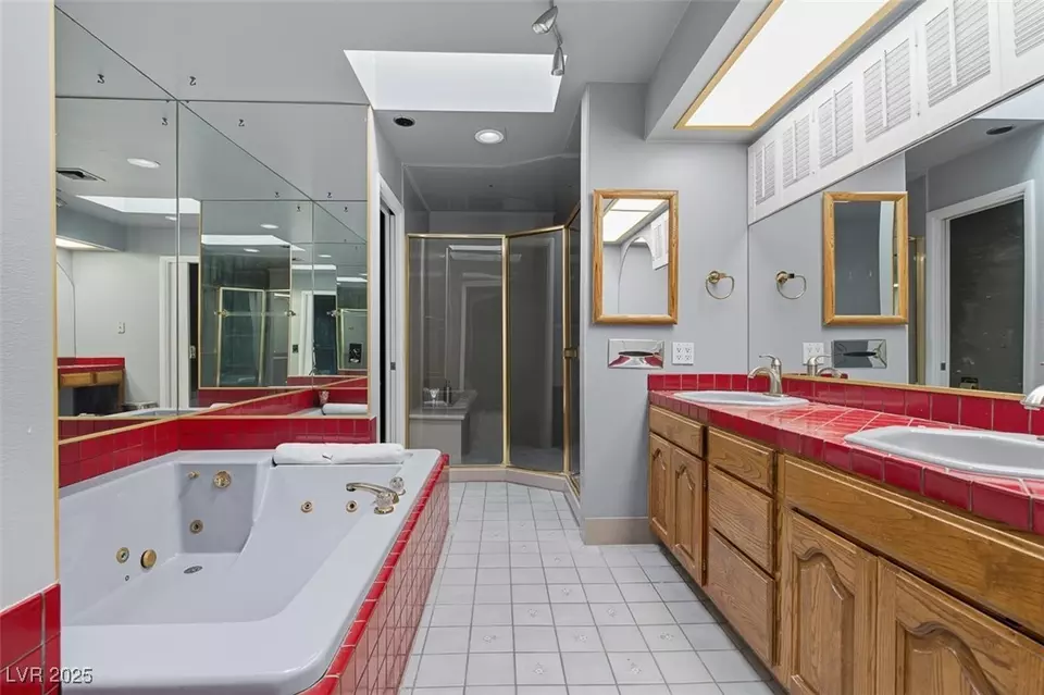 Bath - 1870 E Viking Rd, Las Vegas, NV 89169 photo 2 of 5