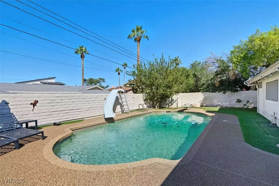 Exterior - 1870 E Viking Rd, Las Vegas, NV 89169 photo 2 of 6