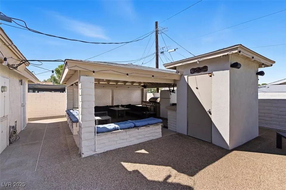 Exterior - 1870 E Viking Rd, Las Vegas, NV 89169 photo 4 of 6