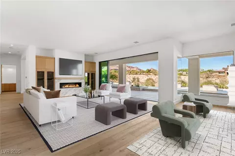 24 Soaring Bird Ct, Las Vegas, NV 89135