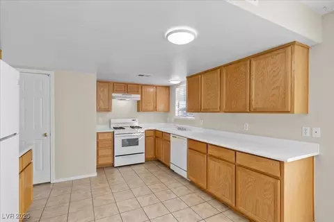 730 Booted Eagle St, Henderson, NV 89015 photo 11