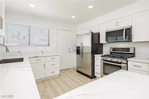 129 Farkas Ln, Las Vegas, NV 89145