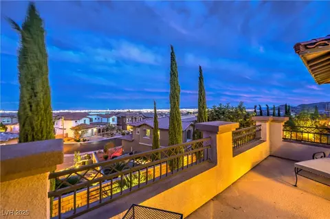 374 Calabria Ridge St, Las Vegas, NV 89138