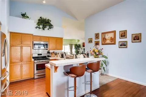 Kitchen - 2138 Eaglepath Cir, Henderson, NV 89074 photo 2 of 2